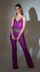 Mono magenta de lentejuelas con top de tirantes finos y pantalón oxford.