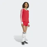 Short Adidas de piqué color rojo con las tres tiras blancas a los lados y el logo del trifolio bordado en el lateral.