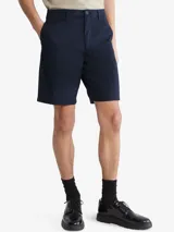 Short chino azul marino de algodón elástico, con ajuste regular, cierre con cremallera y botón, bolsillos laterales y traseros, trabillas para cinturón e insignia con el logo.
