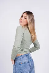 Remera de manga larga con estampado animal print de leopardo, corte crop y escote redondo.
