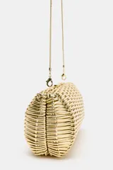 Bolso tipo clutch rígido con diseño trenzado y acabado metalizado dorado. Cuenta con cierre imantado y correa de cadena metálica fina para usar como bandolera.
