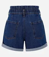 Short de jeans azul oscuro, corte holgado, cintura alta con elástico y trabillas, cierre con botón y cremallera, bolsillos y ruedo doblado.
