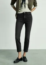 Jeans slim de tiro medio en color negro lavado, con diseño crop, cierre de cremallera y botón, trabillas, bolsillos delanteros y bolsillos traseros de parche.