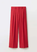 Pantalón de vestir rojo de corte wide leg, tiro alto y detalle de pliegues.
