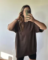 Remerón de manga corta color marrón oscuro, con cuello redondo y corte holgado (oversize).