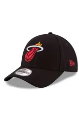 Gorro con visera New Era 9Forty color negro, con el logo bordado del equipo Miami Heat en la parte frontal y el logo de la marca en el lateral.