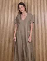 Vestido largo marrón de manga corta con escote en V y bolsillos laterales, confeccionado en tejido ligero con costuras a la vista en contraste.
