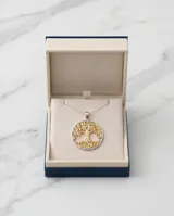 Dije circular de plata 925 con baño de oro, presentando un diseño calado del Árbol de la Vida adornado con circonias.