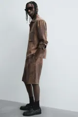 Bermuda estilo jogger de calce relajado, color marrón con efecto tie-dye. Posee cintura elástica ajustable con cordón y bolsillos delanteros y traseros de vivo.