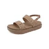 Sandalias marrones de plataforma con tiras anchas y hebilla ajustable en el tobillo.