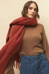 Polera marrón de algodón con cuello alto y mangas largas acampanadas.