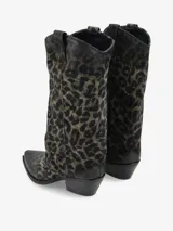 Bota de caña media estilo western, confeccionada en cuero con estampado animal print de leopardo y acabado desgastado. Presenta un taco cuadrado bajo y punta ligeramente afinada.