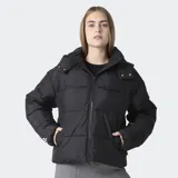 Campera tipo puffer de la marca Converse, color negro, con cierre frontal, capucha desmontable y bolsillos laterales.