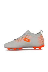 Championes de fútbol Lotto Sibari para hombre, de color negro con detalles texturizados en la capellada y un pequeño aplique con la bandera de Italia en los cordones. Diseñados para césped natural con tapones moldeados.