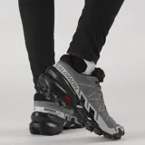 Championes de trail running Salomon Speedcross 6, color gris y negro, con tecnología GORE-TEX impermeables, sistema de cordones quickLACE y suela contagrip con tacos profundos para mayor agarre.