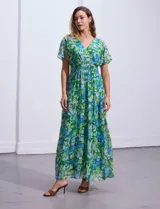 Vestido largo de gasa estampada con flores en tonos verde y azul, escote en V delantero y trasero, corte en la cintura con punto smock y mangas cortas.