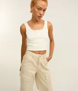 Pantalón wide leg de cintura alta en sarga, con bolsillos cargo laterales y trabillas en la cintura.