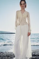 Vestido largo ZW Collection confeccionado en tejido de encaje blanco, con escote en V, manga larga terminada en elástico con volante y cierre frontal de botones forrados.