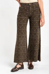 Jean flared wide leg de tiro medio con estampado geométrico en tonos marrón, verde militar y amarillo.