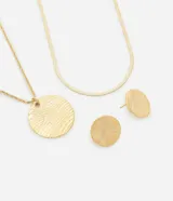 Conjunto de bisutería compuesto por dos collares de diferentes estilos, uno con cadena tipo cinta italiana y otro con cadena trenzada y dije circular texturizado, junto con un par de aros tipo botón con textura a juego.