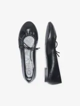 Bailarinas de punta almendrada en color negro con acabado brillante. Presentan un detalle de moño decorativo en el empeine y un diseño clásico de corte bajo con suela plana.