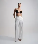 Soutien top triangular de encaje color borgoña, sin aro ni relleno, con breteles finos ajustables.