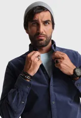 Camisa de pana azul marino de manga larga con cuello abotonado.