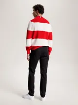 Pantalón chino negro de corte regular, confeccionado en sarga de mezcla de algodón orgánico. Cierre de cremallera con botón y detalles distintivos de Tommy Hilfiger.