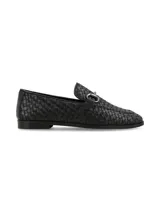 Mocasín de cuero negro entrelazado con aplique metálico plateado.