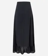 Pollera midi de chiffon color negro, con corte mullet y volado en el bajo.