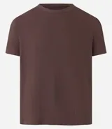 Remera muscle de hombre, color marrón claro, confeccionada en media malla, de cuello redondo y manga corta.