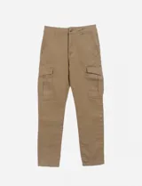 Pantalón cargo color beige con bolsillos laterales con solapa.