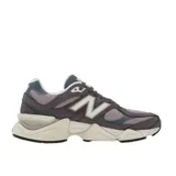 Championes New Balance modelo 9060, con diseño futurista inspirado en la estética de los años 2000. Presenta una combinación de tonos violeta, gris y crema, con entresuela esculpida que incorpora tecnología ABZORB para mayor amortiguación.