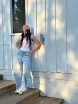 Pantalón jean celeste de corte ancho, estilo balloon.