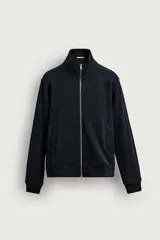 Chaqueta regular fit de cuello subido, confeccionada en tejido técnico interlock de algodón con elasticidad. Presenta cierre frontal con cremallera, bolsillos de vivo en la cadera y acabados en rib en puños y bajo.