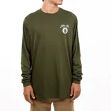 Remera de manga larga color verde oscuro, con cuello redondo y un pequeño estampado frontal que incluye el logo de Santa Cruz Skateboards y una bola de billar número 8.