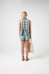 Short de lino a cuadros color celeste y rosa, con cintura elástica, tiro medio y bolsillos laterales.