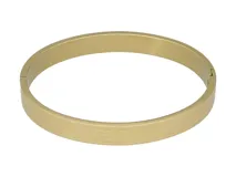 Esclava rígida de acero con baño de oro, con diseño de guarda griega grabado en toda su superficie.