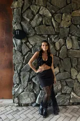 Top negro de tafeta con volados y tiras finas para atar en la espalda.