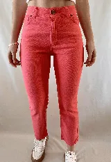Pantalón jean color coral, de corte recto y tiro alto.
