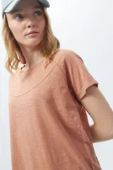 Remera lila de algodón, de manga corta y cuello redondo.