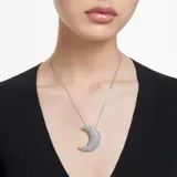 Colgante con cadena plateada y dije de media luna adornada con cristales blancos.
