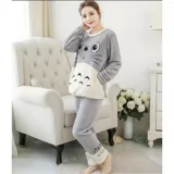 Conjunto de pijama de dos piezas confeccionado en tela de plush suave y abrigada. Incluye una remera de manga larga con diseño estampado de Totoro y pantalón largo a juego con puños en contraste.