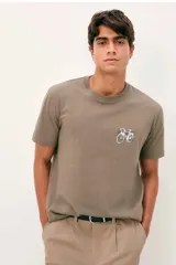 Remera beige de manga corta con cuello redondo, confeccionada en tejido de algodón. Presenta un pequeño estampado en el pecho con diseño de una bandera y el texto "H R NG est. 1880".