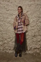 Camisa beige de simil gamuza, calce holgado, manga ancha con bordado de serpiente en el canesú y detalles en las mangas.