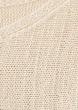 Chaleco de punto grueso color beige, con diseño recto, cuello redondo y sin mangas.