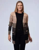 Cardigan largo Rio & Rian en tejido acanalado color beige con rayas horizontales negras, con bolsillos delanteros.