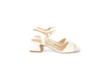 Sandalias blancas con taco de 5 cm, capellada y forro de cuero. Tienen una tira ancha en la parte delantera y una tira fina con hebilla alrededor del tobillo.