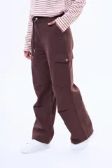 Pantalon cargo de corte recto confeccionado en gabardina de algodón. Presenta cintura con cordón ajustable, bolsillos laterales tipo cargo y costuras reforzadas en las rodillas.