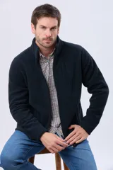 Campera de polar texturado grueso con interior de micropolar, cuello alto y cierre frontal completo. Cuenta con múltiples bolsillos funcionales, incluyendo uno en el pecho y bolsillos laterales con cierre, además de ajuste elástico en la cintura.